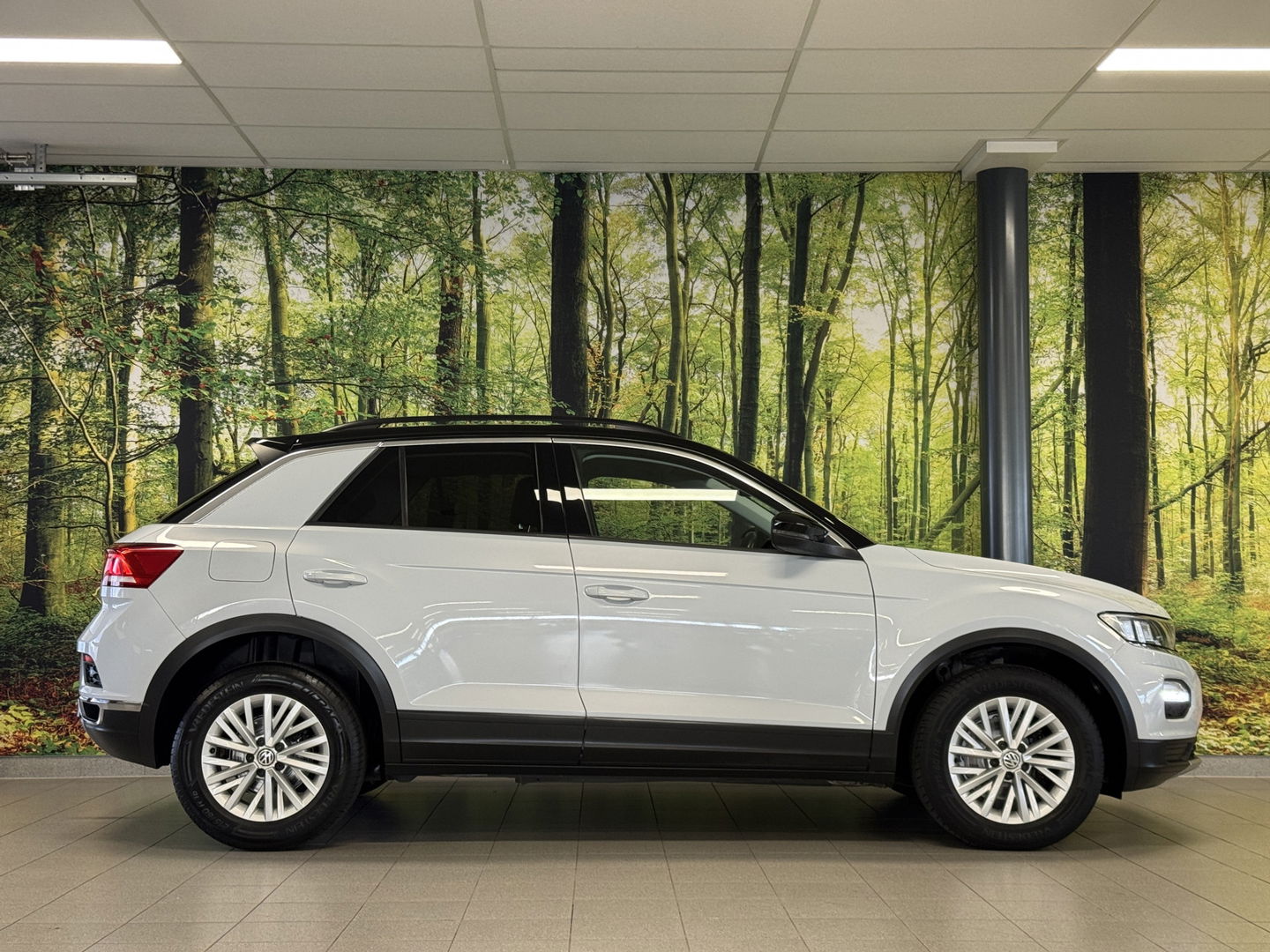 Volkswagen T-Roc 1.5 TSI Sport | Navigatie | Camera | Adaptieve Cruise Control | Lane Assist | Trekhaak | Parkeersensoren | Front Assist |  Airconditioning | Elektrische Ramen |