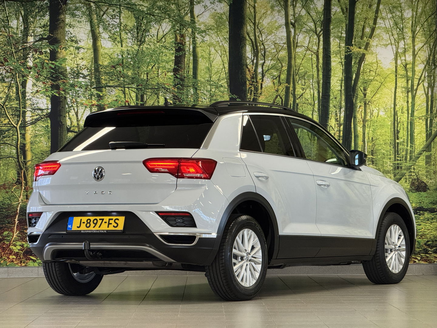 Volkswagen T-Roc 1.5 TSI Sport | Navigatie | Camera | Adaptieve Cruise Control | Lane Assist | Trekhaak | Parkeersensoren | Front Assist |  Airconditioning | Elektrische Ramen |
