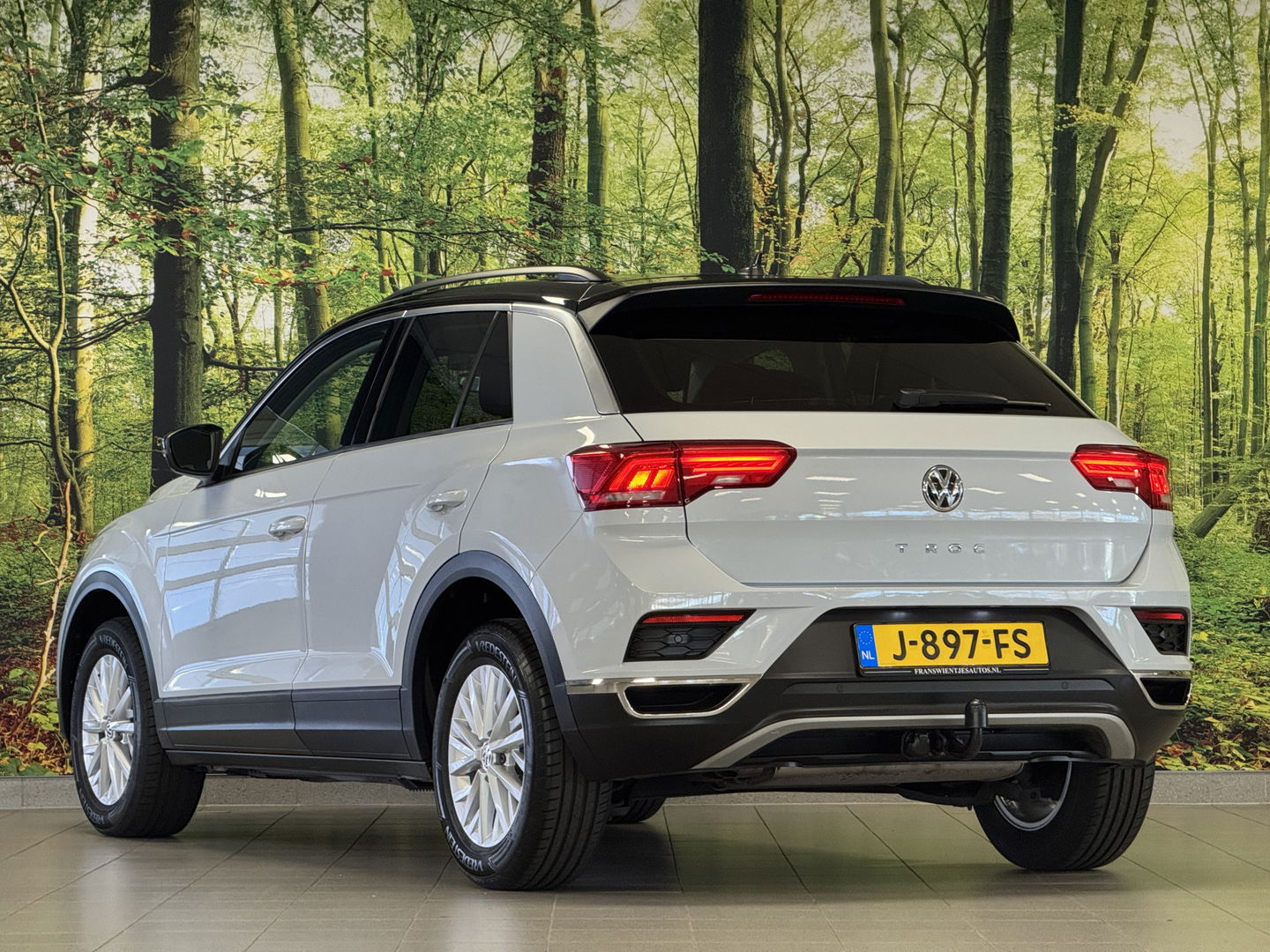 Volkswagen T-Roc 1.5 TSI Sport | Navigatie | Camera | Adaptieve Cruise Control | Lane Assist | Trekhaak | Parkeersensoren | Front Assist |  Airconditioning | Elektrische Ramen |