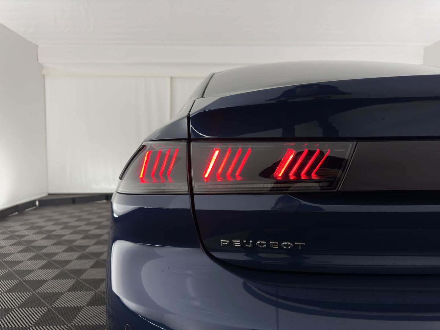 Peugeot 508 1.6 PureTech Blue Lease Allure (INCL-BTW) *LEATHER-FABRIC | FULL-LED | DIGI-COCKPIT | KEYLESS | BLIND-SPOT | CAMERA | PRIVACY-GLASS | HEATED-SPORTSEATS | DAB | NAVI-FULLMAP | 18''ALU*