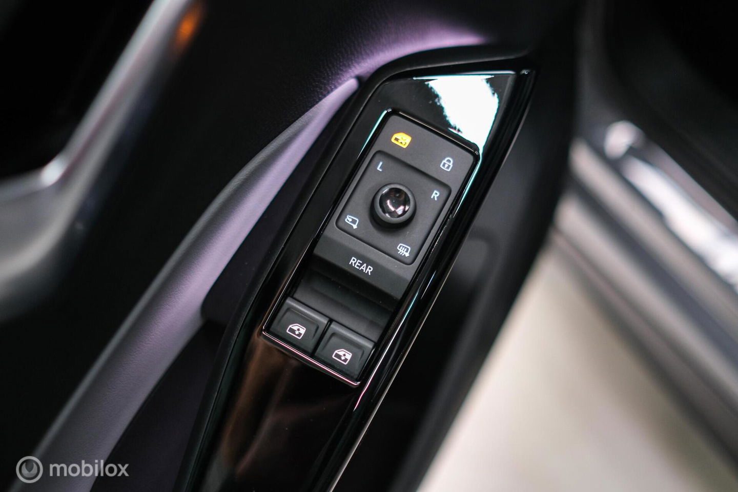 Volkswagen ID.3 Business 58 kWh PRO | Panorama | Trekhaak | Stoel + stuurwiel verwarming | vol opties | Rijklaarprijs |