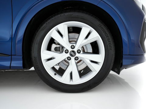 Audi Q4 e-tron 40 S-Line Competition Launch edition 77 kWh [ 3-Fase ] {SOH-87%} (INCL-BTW) *HEAT-PUMP | PANO | LEATHER-FABRIC | MATRIX-LED | ADAPTIVE-CRUISE | HEATED-SPORTSEATS | AMBIENT-LIGHT | DIGI-COCKPIT | CAMERA | KEYLESS | NAVI-FULLMAP | ...