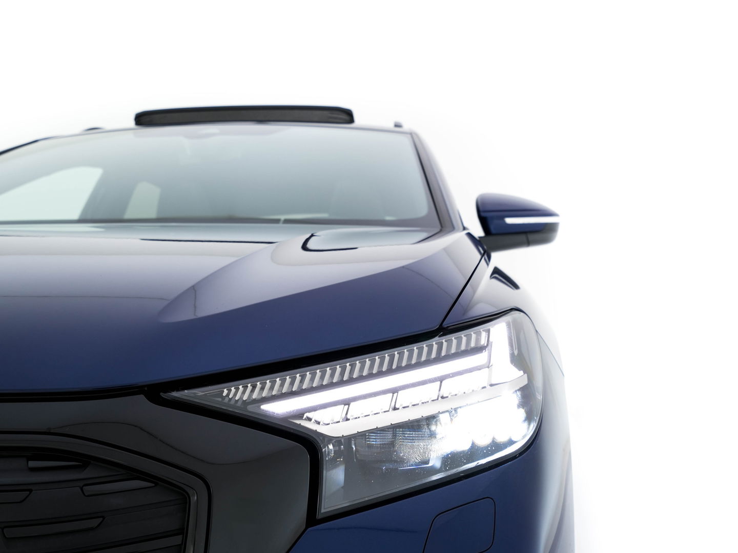 Audi Q4 e-tron 40 S-Line Competition Launch edition 77 kWh [ 3-Fase ] {SOH-87%} (INCL-BTW) *HEAT-PUMP | PANO | LEATHER-FABRIC | MATRIX-LED | ADAPTIVE-CRUISE | HEATED-SPORTSEATS | AMBIENT-LIGHT | DIGI-COCKPIT | CAMERA | KEYLESS | NAVI-FULLMAP | ...