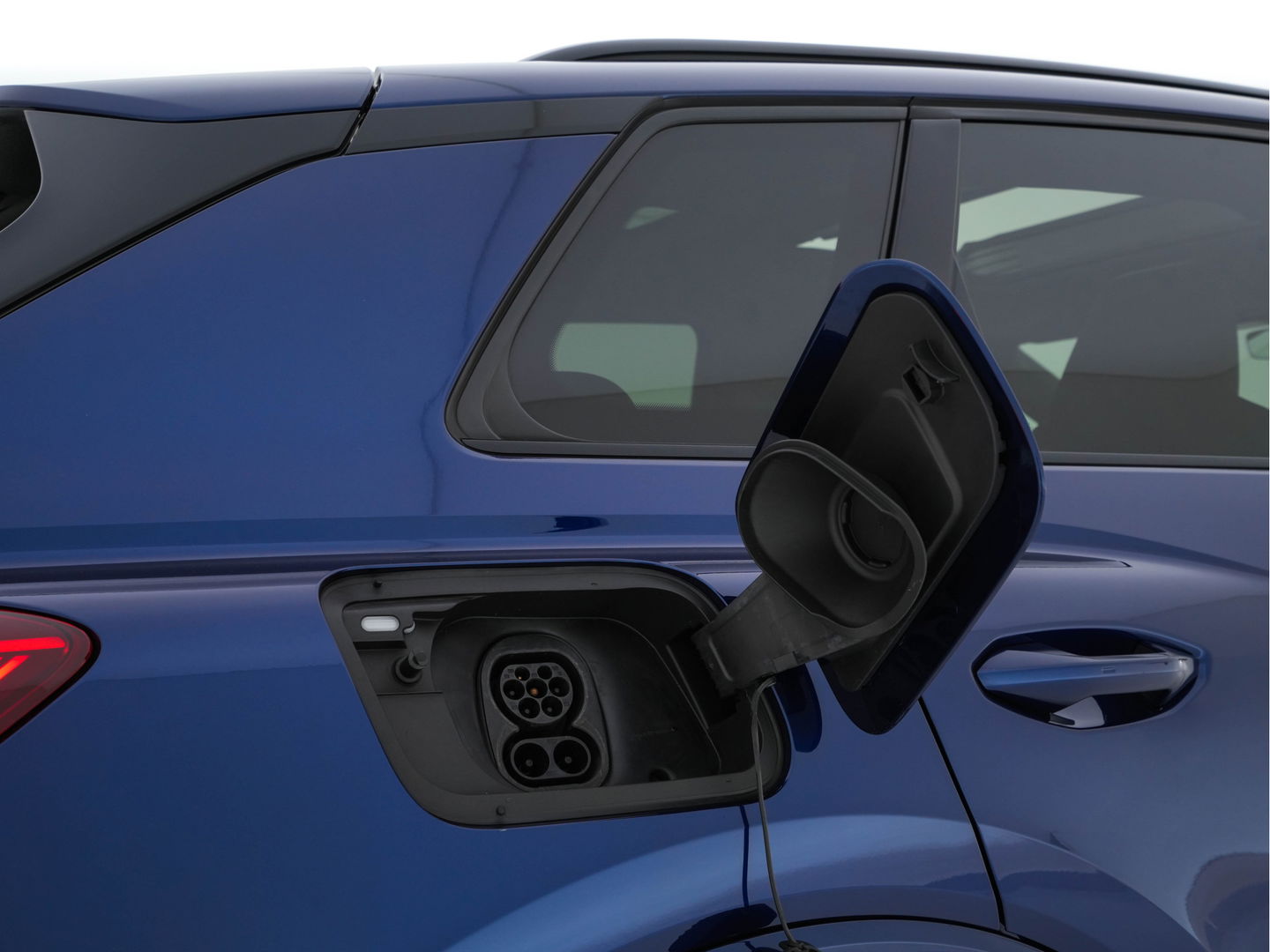 Audi Q4 e-tron 40 S-Line Competition Launch edition 77 kWh [ 3-Fase ] {SOH-87%} (INCL-BTW) *HEAT-PUMP | PANO | LEATHER-FABRIC | MATRIX-LED | ADAPTIVE-CRUISE | HEATED-SPORTSEATS | AMBIENT-LIGHT | DIGI-COCKPIT | CAMERA | KEYLESS | NAVI-FULLMAP | ...