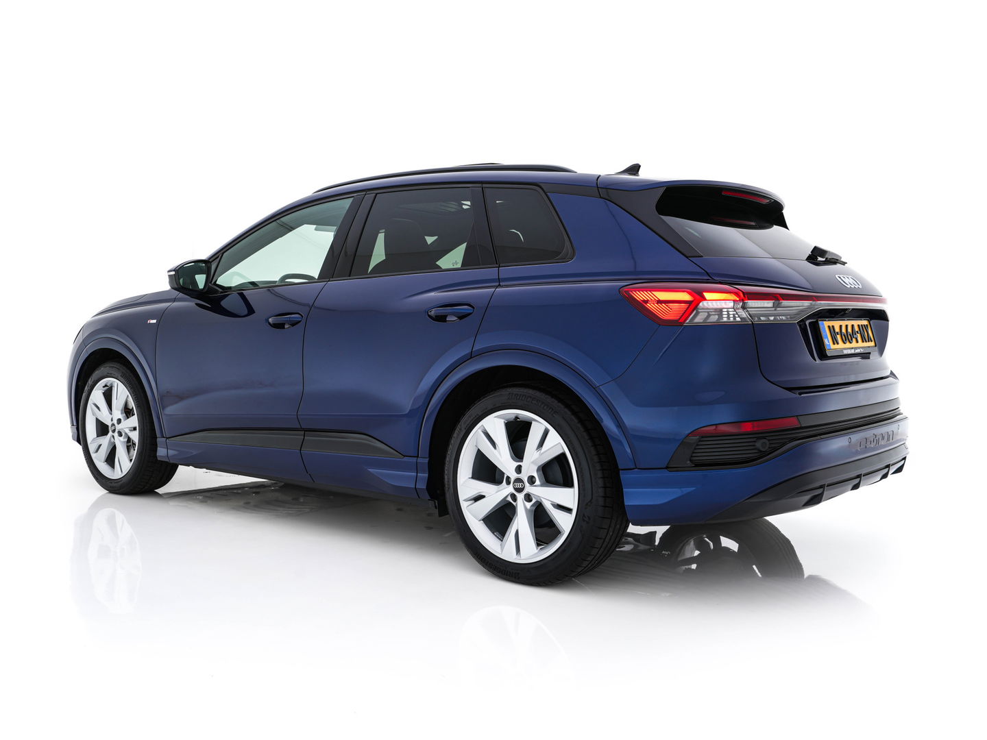 Audi Q4 e-tron 40 S-Line Competition Launch edition 77 kWh [ 3-Fase ] {SOH-87%} (INCL-BTW) *HEAT-PUMP | PANO | LEATHER-FABRIC | MATRIX-LED | ADAPTIVE-CRUISE | HEATED-SPORTSEATS | AMBIENT-LIGHT | DIGI-COCKPIT | CAMERA | KEYLESS | NAVI-FULLMAP | ...