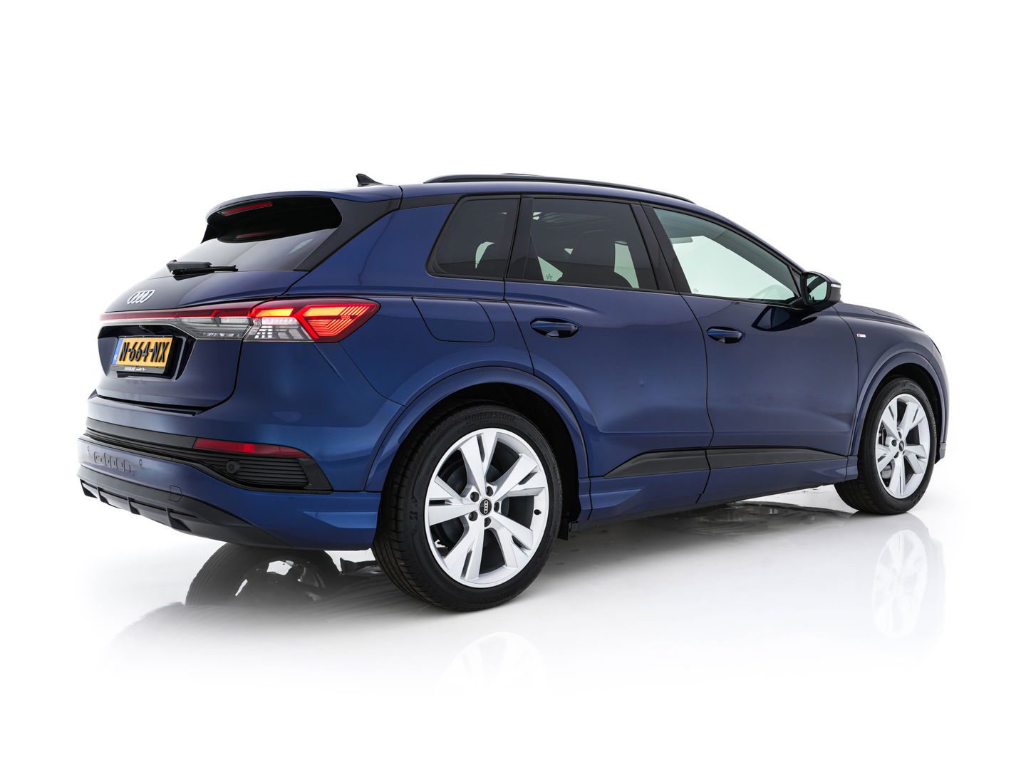 Audi Q4 e-tron 40 S-Line Competition Launch edition 77 kWh [ 3-Fase ] {SOH-87%} (INCL-BTW) *HEAT-PUMP | PANO | LEATHER-FABRIC | MATRIX-LED | ADAPTIVE-CRUISE | HEATED-SPORTSEATS | AMBIENT-LIGHT | DIGI-COCKPIT | CAMERA | KEYLESS | NAVI-FULLMAP | ...