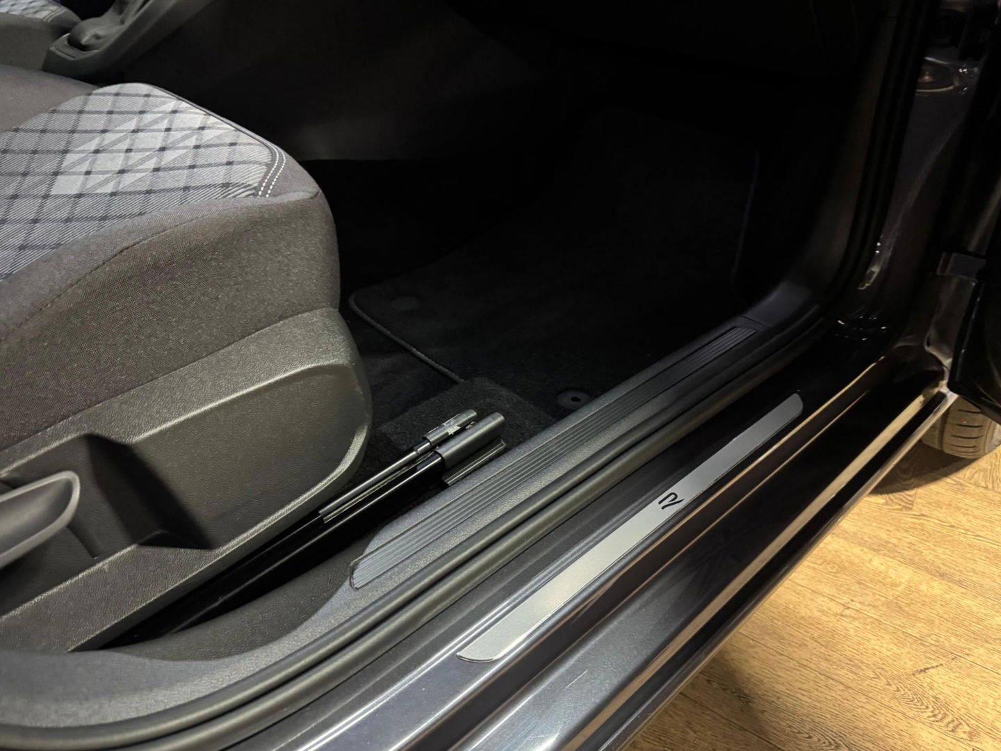 Volkswagen Taigo 1.5 TSI R-Line PANO KEYLESS CAM BEATS'