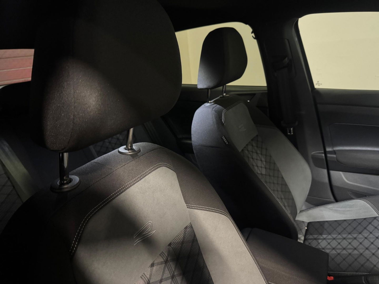 Volkswagen Taigo 1.5 TSI R-Line PANO KEYLESS CAM BEATS'