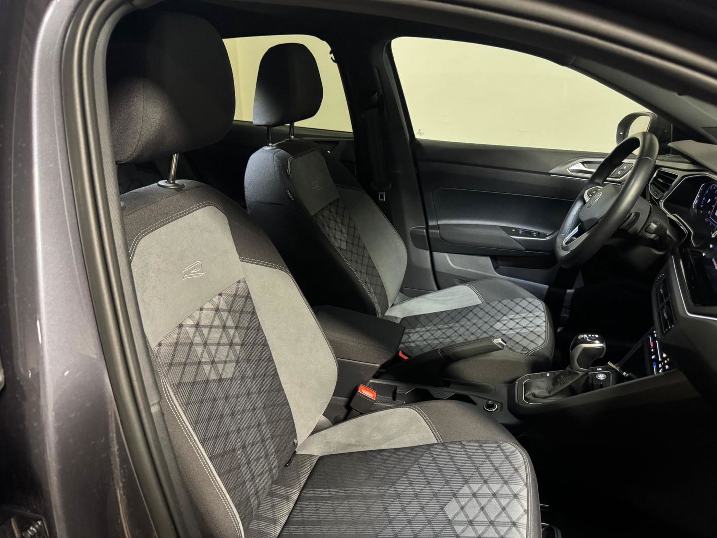 Volkswagen Taigo 1.5 TSI R-Line PANO KEYLESS CAM BEATS'