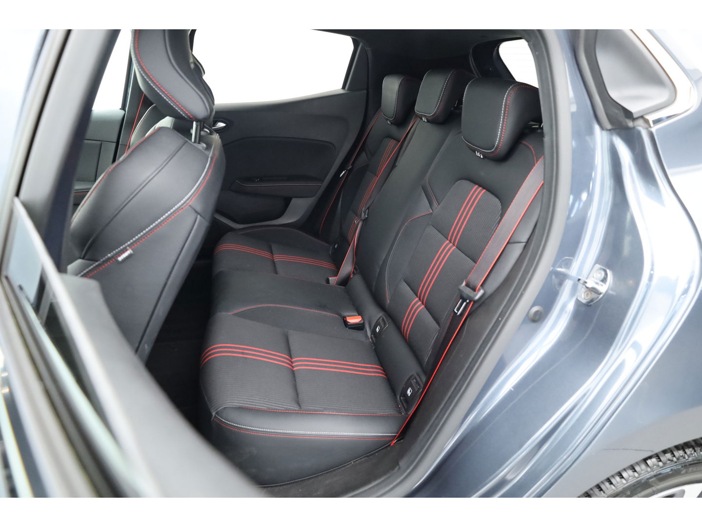 Renault Clio 1.3 TCe R.S. Line Automaat | 360cam | Afn. Trekhaak | Adapt. Cruise | Keyless | All Seasons | Apple CarPlay | Navi | Dodehoekdet. | LED