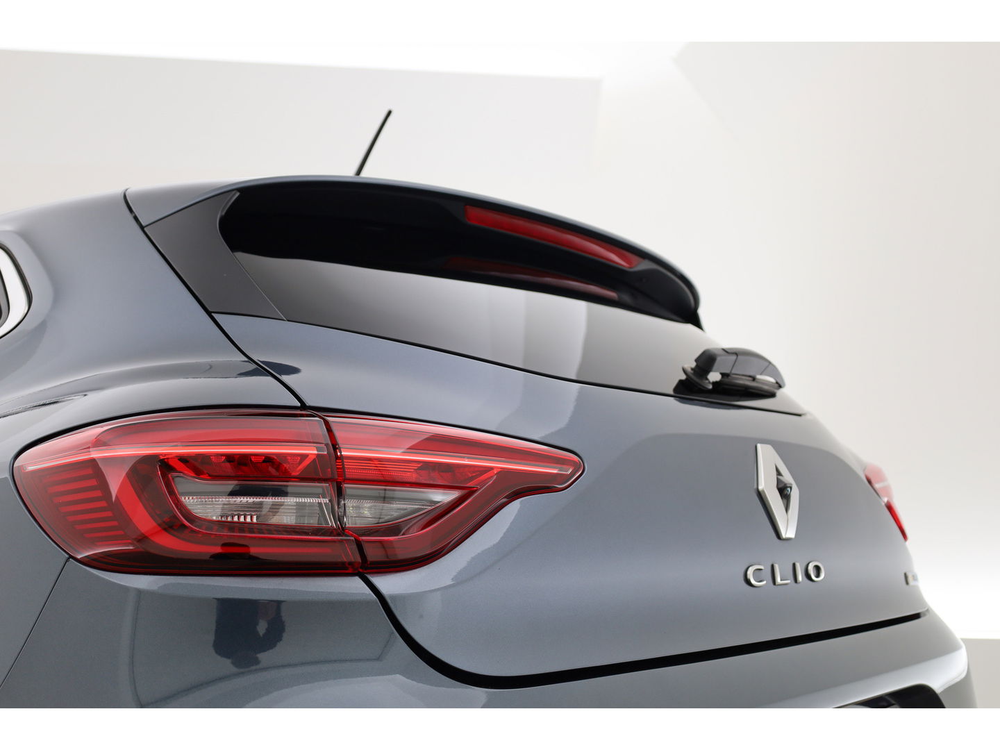 Renault Clio 1.3 TCe R.S. Line Automaat | 360cam | Afn. Trekhaak | Adapt. Cruise | Keyless | All Seasons | Apple CarPlay | Navi | Dodehoekdet. | LED