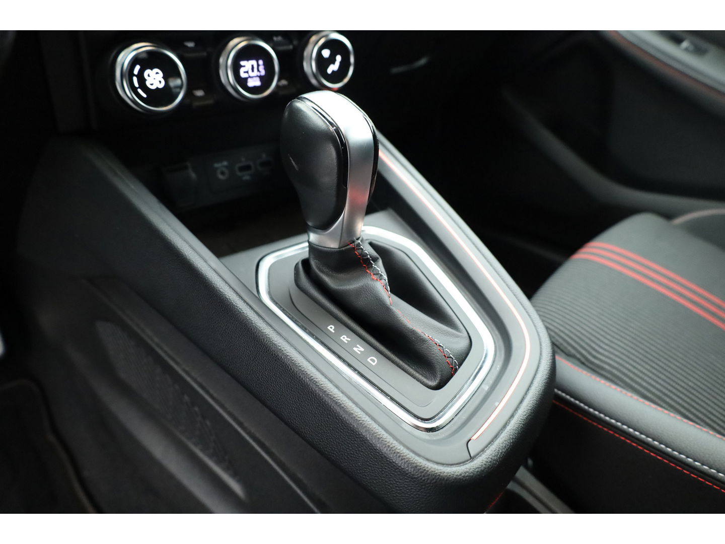 Renault Clio 1.3 TCe R.S. Line Automaat | 360cam | Afn. Trekhaak | Adapt. Cruise | Keyless | All Seasons | Apple CarPlay | Navi | Dodehoekdet. | LED