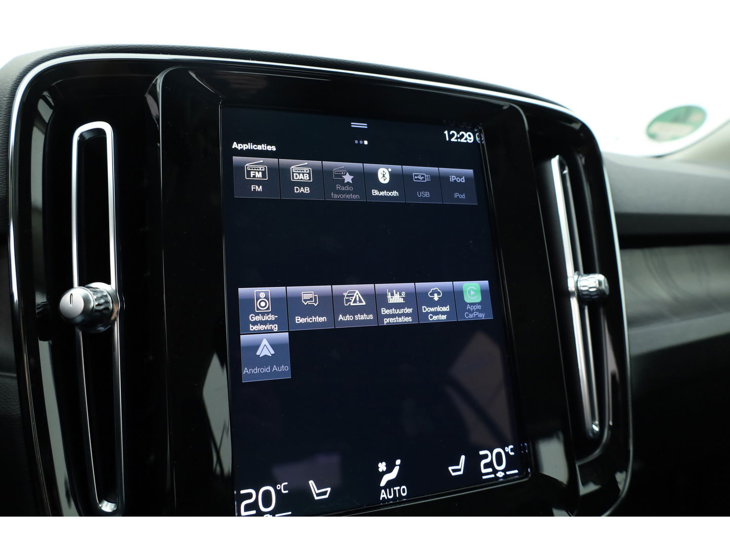 Volvo XC40 1.5 T4 Plug-in hybrid Plus Bright Facelift | Leer  | Elek. stoelen | H&K Audio | Adap. cruise | stoel + stuurverwa. |