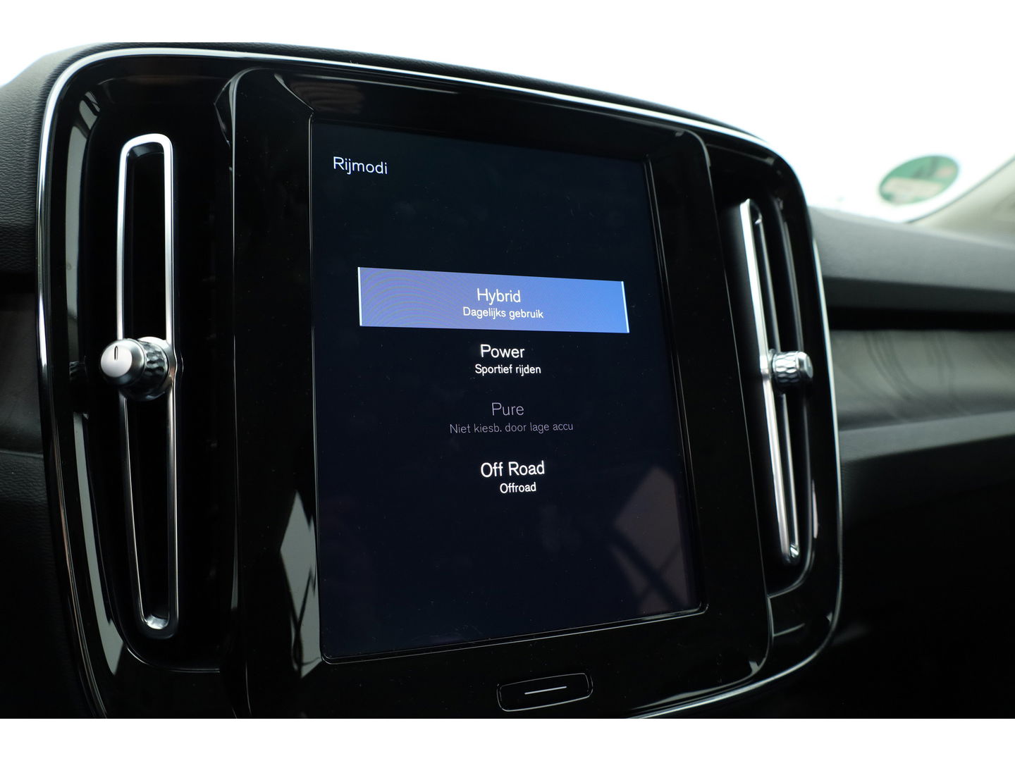 Volvo XC40 1.5 T4 Plug-in hybrid Plus Bright Facelift | Leer  | Elek. stoelen | H&K Audio | Adap. cruise | stoel + stuurverwa. |