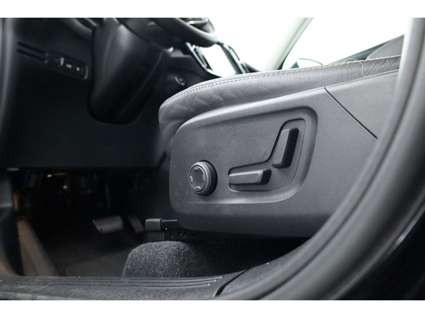 Volvo XC40 1.5 T4 Plug-in hybrid Plus Bright Facelift | Leer  | Elek. stoelen | H&K Audio | Adap. cruise | stoel + stuurverwa. |