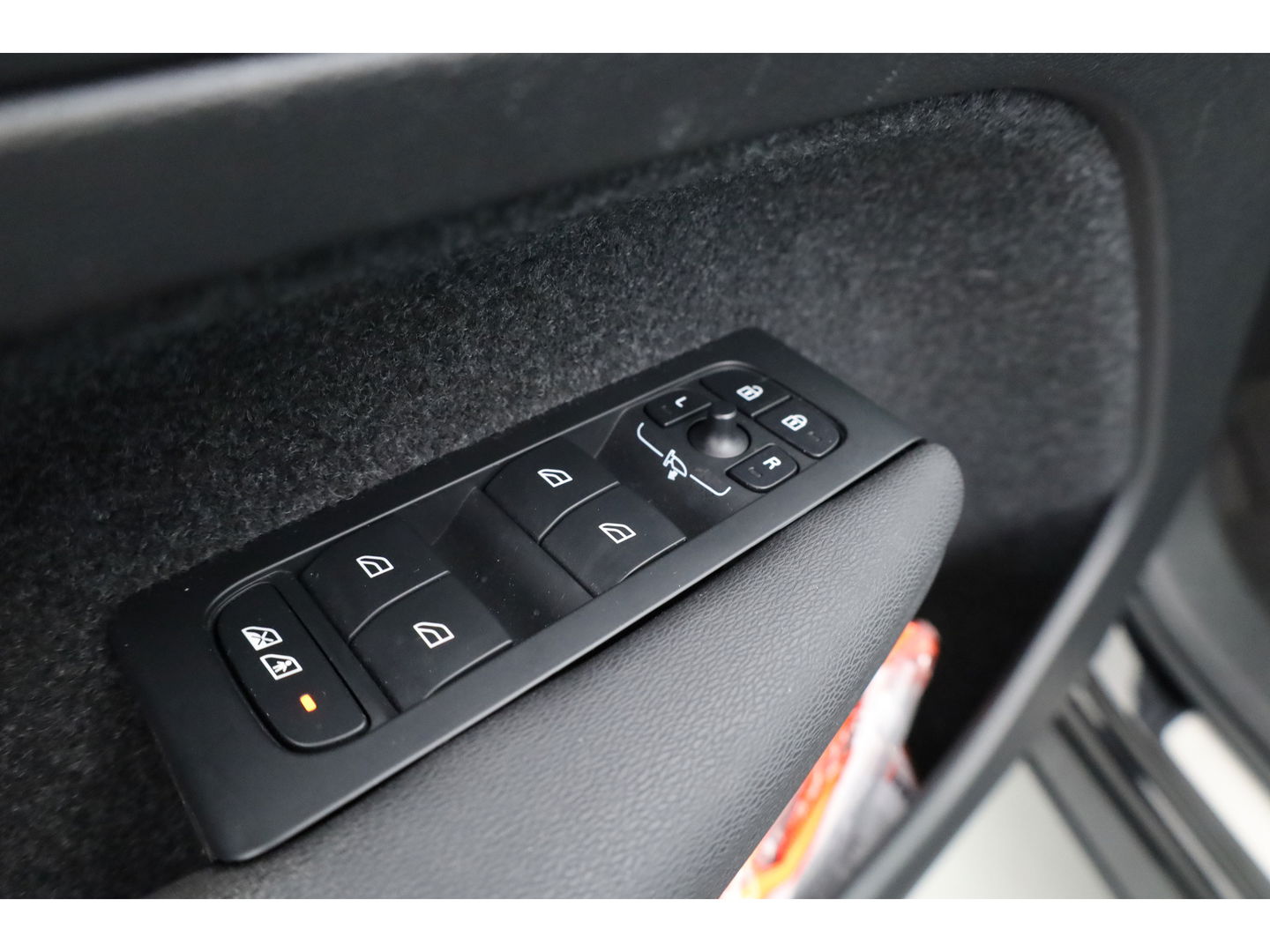 Volvo XC40 1.5 T4 Plug-in hybrid Plus Bright Facelift | Leer  | Elek. stoelen | H&K Audio | Adap. cruise | stoel + stuurverwa. |