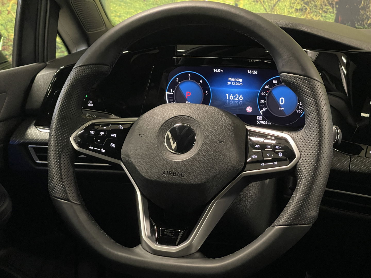 Volkswagen Golf 2.0 TDI R-Line | Apple Carplay | Stuurverwarming | DAB | Sfeerverlichting | Navigatie | Achteruitrijcamera |