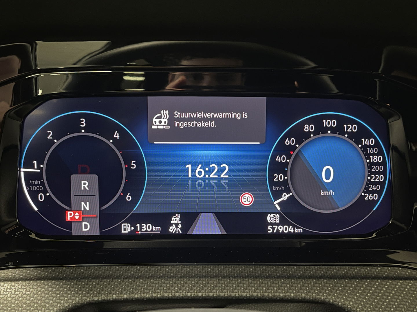 Volkswagen Golf 2.0 TDI R-Line | Apple Carplay | Stuurverwarming | DAB | Sfeerverlichting | Navigatie | Achteruitrijcamera |