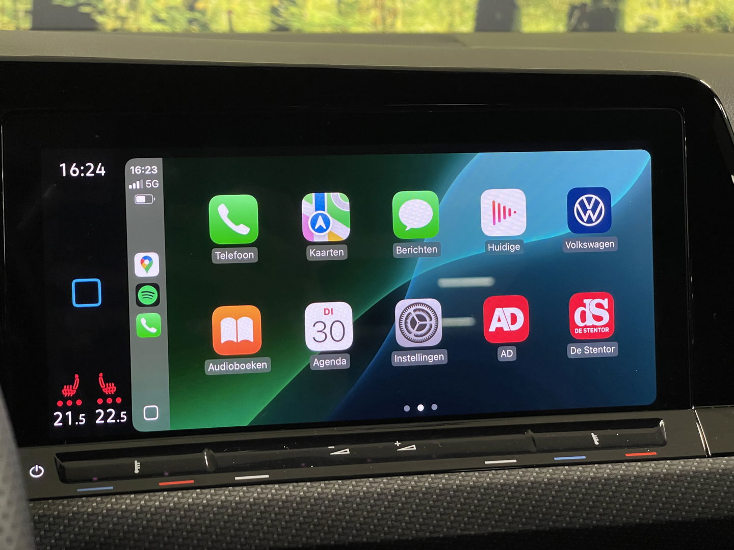 Volkswagen Golf 2.0 TDI R-Line | Apple Carplay | Stuurverwarming | DAB | Sfeerverlichting | Navigatie | Achteruitrijcamera |