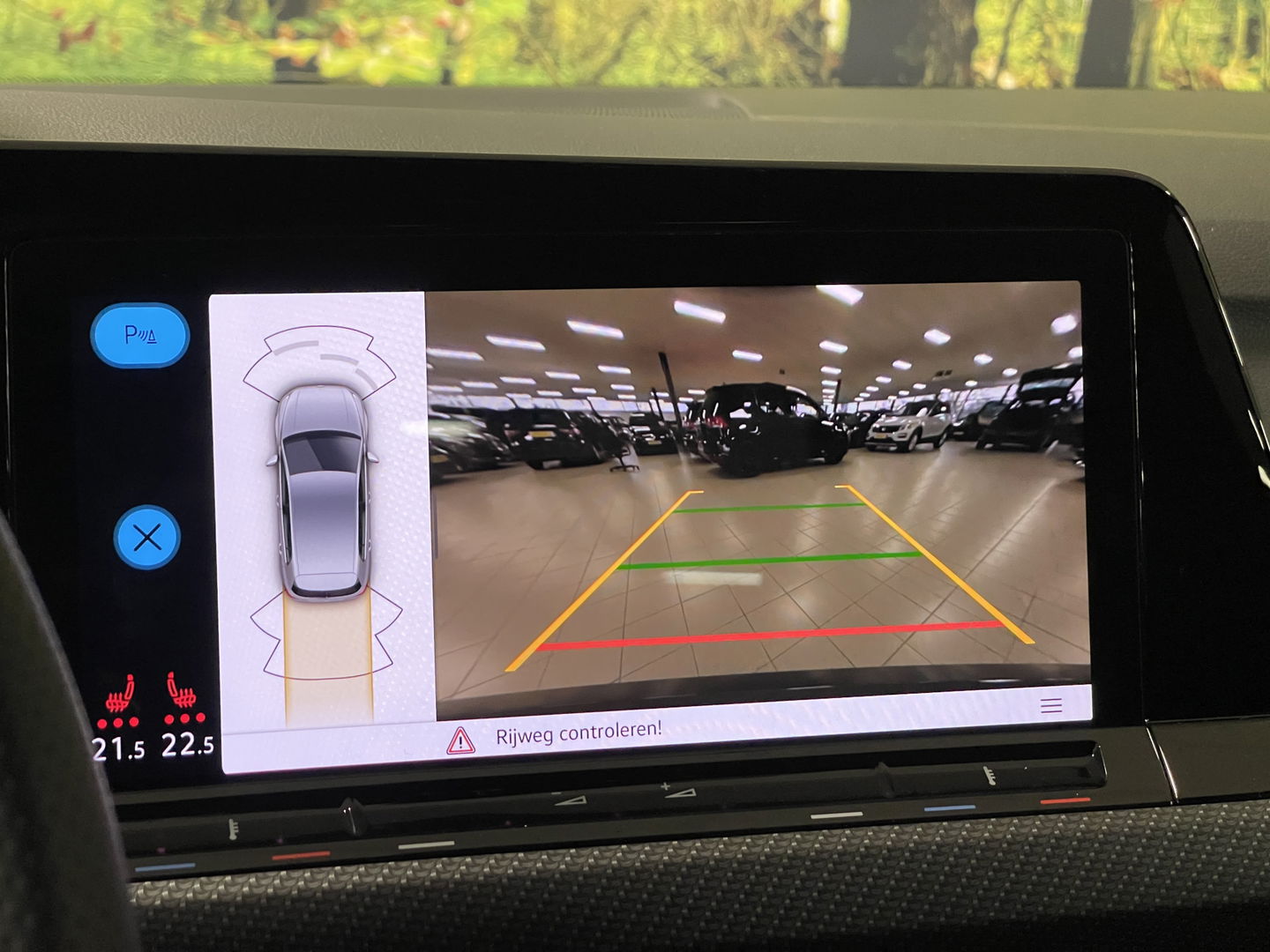 Volkswagen Golf 2.0 TDI R-Line | Apple Carplay | Stuurverwarming | DAB | Sfeerverlichting | Navigatie | Achteruitrijcamera |