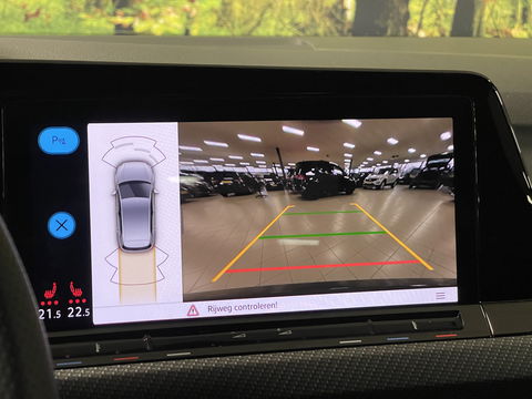 Volkswagen Golf 2.0 TDI R-Line | Apple Carplay | Stuurverwarming | DAB | Sfeerverlichting | Navigatie | Achteruitrijcamera |