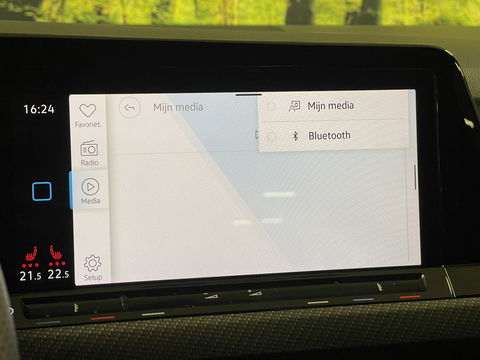 Volkswagen Golf 2.0 TDI R-Line | Apple Carplay | Stuurverwarming | DAB | Sfeerverlichting | Navigatie | Achteruitrijcamera |