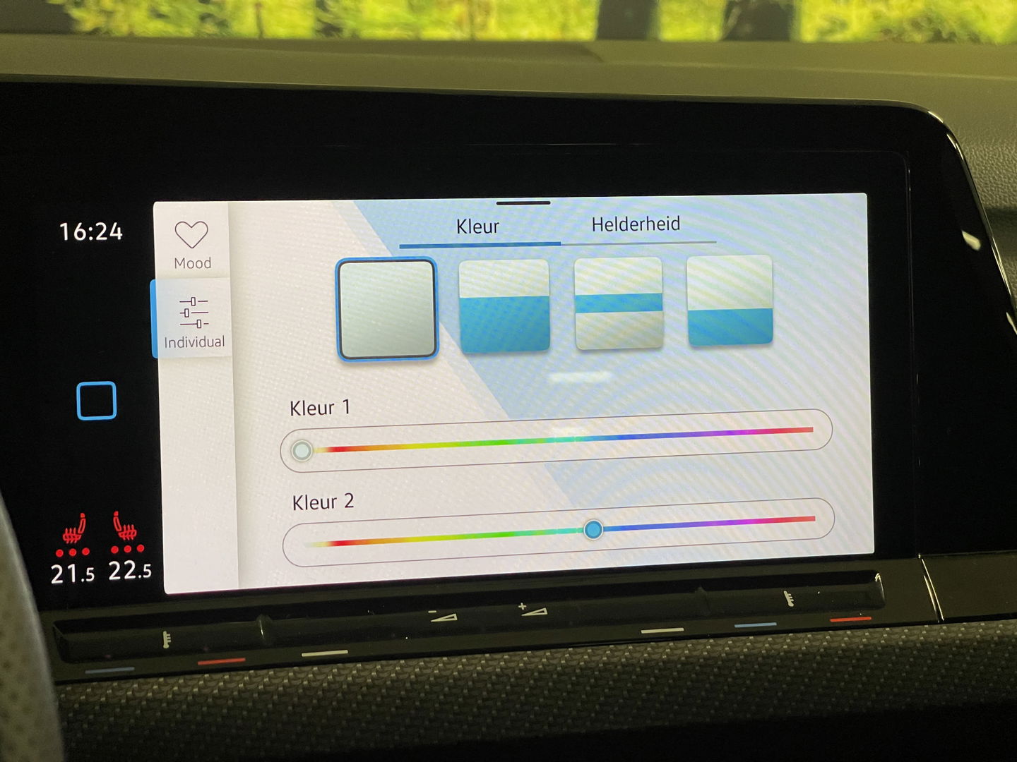 Volkswagen Golf 2.0 TDI R-Line | Apple Carplay | Stuurverwarming | DAB | Sfeerverlichting | Navigatie | Achteruitrijcamera |