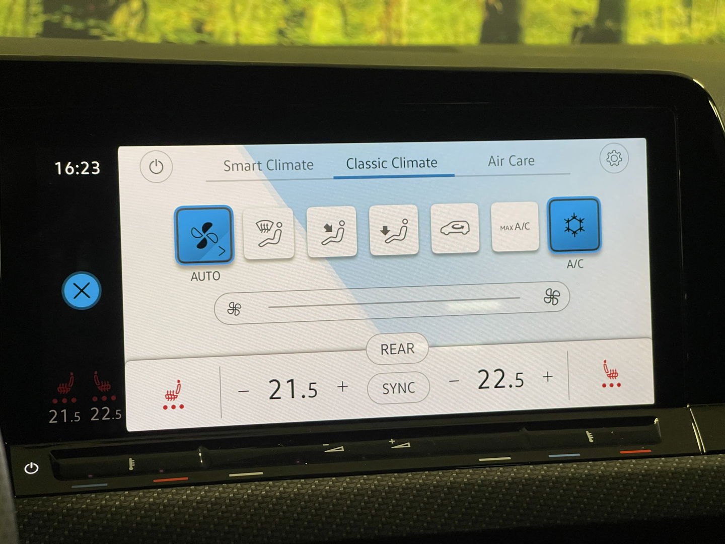 Volkswagen Golf 2.0 TDI R-Line | Apple Carplay | Stuurverwarming | DAB | Sfeerverlichting | Navigatie | Achteruitrijcamera |