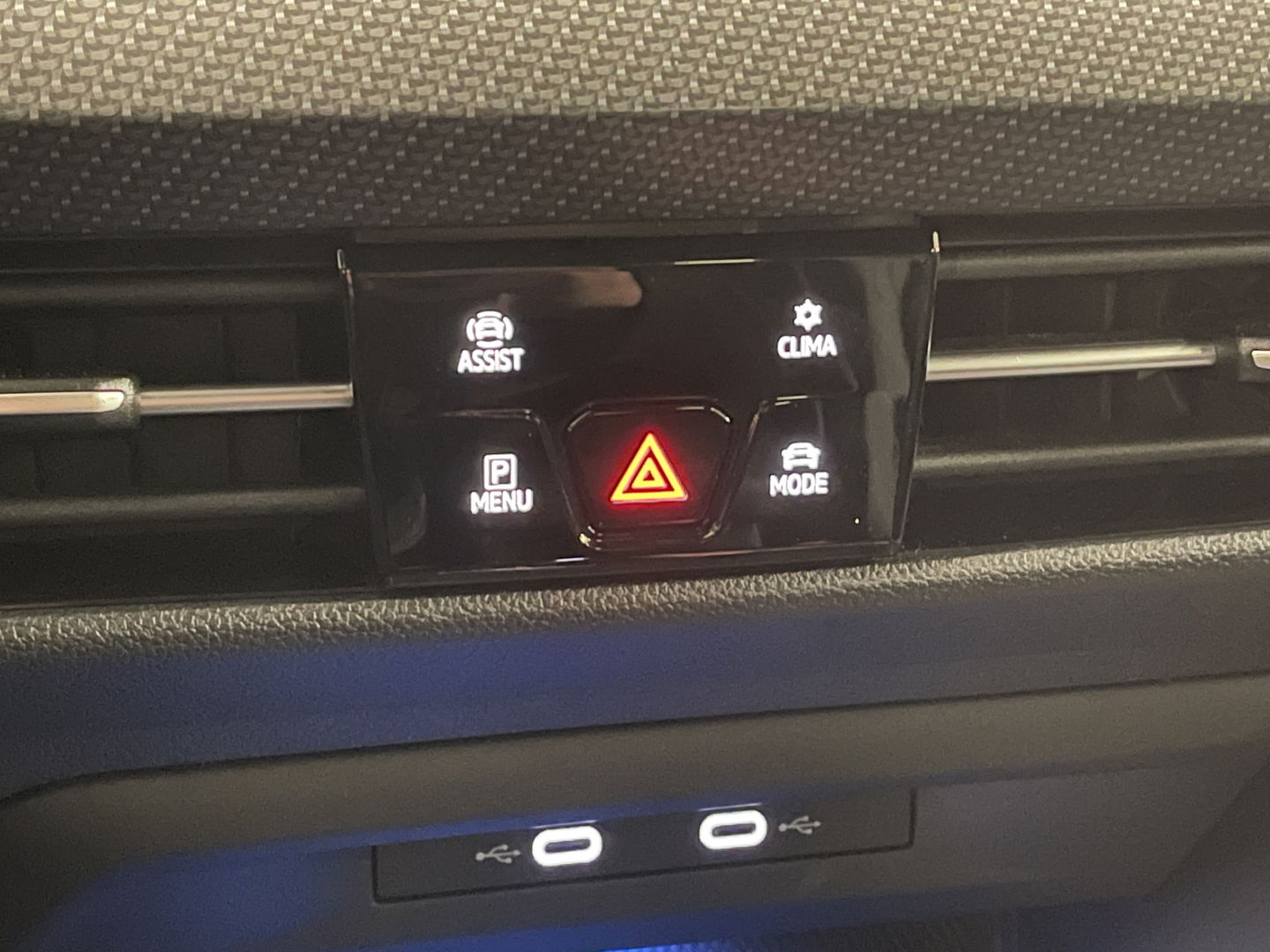 Volkswagen Golf 2.0 TDI R-Line | Apple Carplay | Stuurverwarming | DAB | Sfeerverlichting | Navigatie | Achteruitrijcamera |