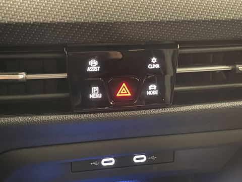 Volkswagen Golf 2.0 TDI R-Line | Apple Carplay | Stuurverwarming | DAB | Sfeerverlichting | Navigatie | Achteruitrijcamera |