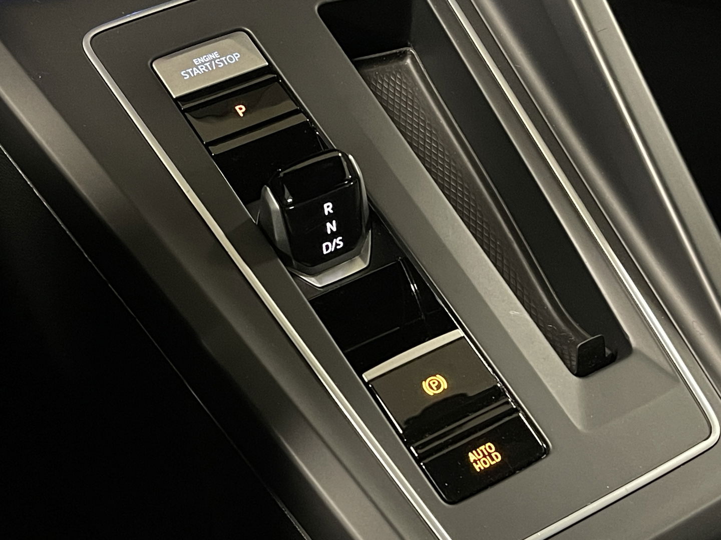 Volkswagen Golf 2.0 TDI R-Line | Apple Carplay | Stuurverwarming | DAB | Sfeerverlichting | Navigatie | Achteruitrijcamera |