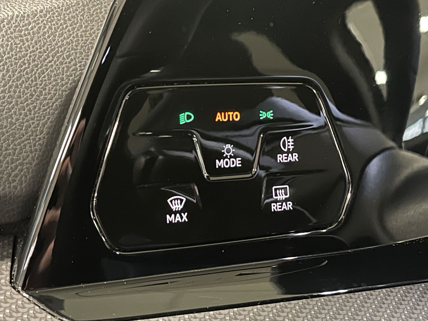 Volkswagen Golf 2.0 TDI R-Line | Apple Carplay | Stuurverwarming | DAB | Sfeerverlichting | Navigatie | Achteruitrijcamera |