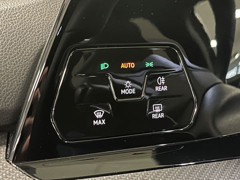 Volkswagen Golf 2.0 TDI R-Line | Apple Carplay | Stuurverwarming | DAB | Sfeerverlichting | Navigatie | Achteruitrijcamera |