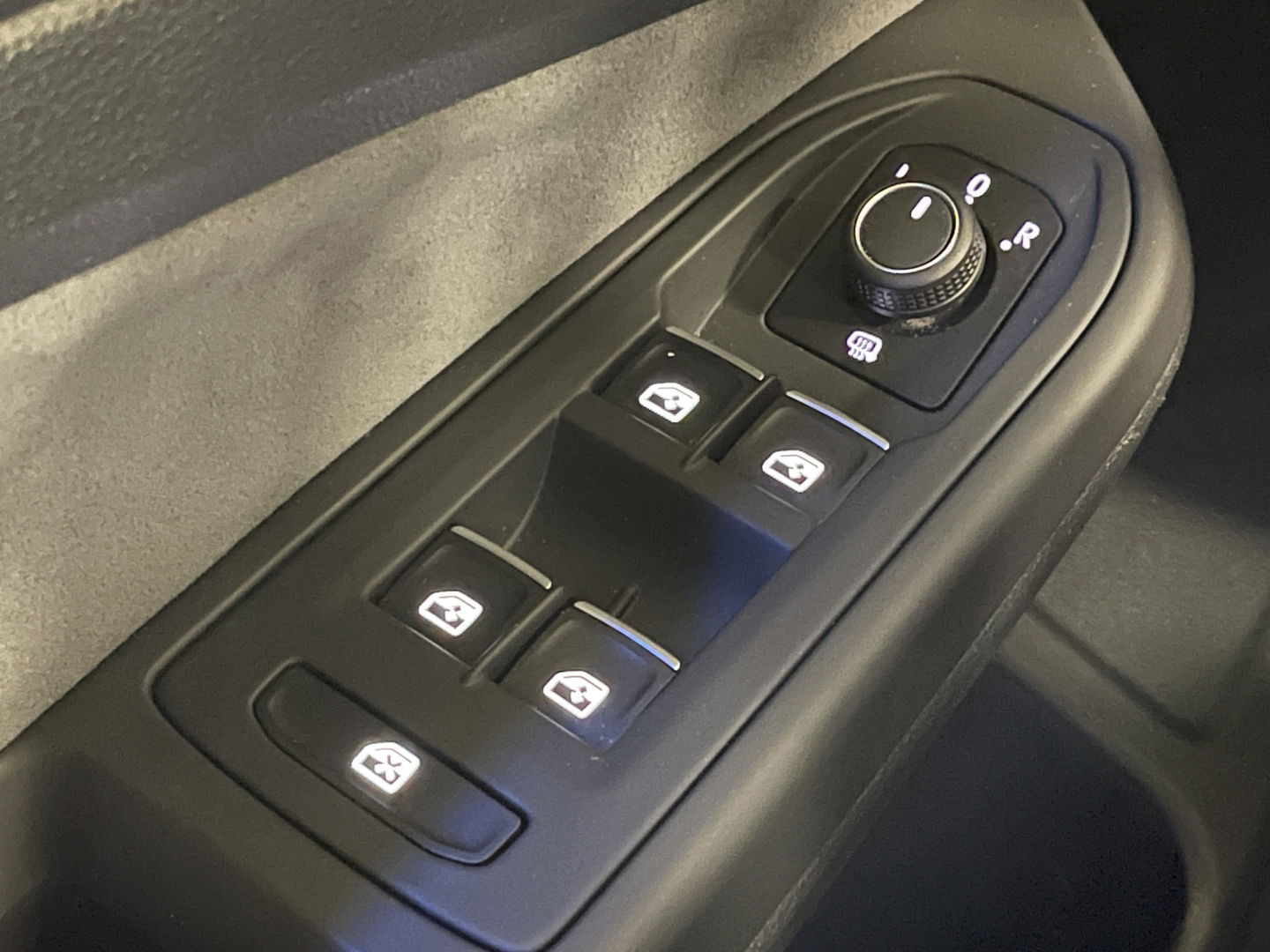 Volkswagen Golf 2.0 TDI R-Line | Apple Carplay | Stuurverwarming | DAB | Sfeerverlichting | Navigatie | Achteruitrijcamera |