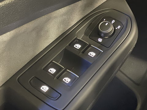 Volkswagen Golf 2.0 TDI R-Line | Apple Carplay | Stuurverwarming | DAB | Sfeerverlichting | Navigatie | Achteruitrijcamera |