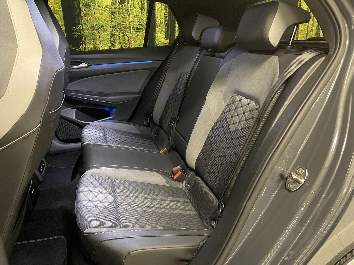 Volkswagen Golf 2.0 TDI R-Line | Apple Carplay | Stuurverwarming | DAB | Sfeerverlichting | Navigatie | Achteruitrijcamera |