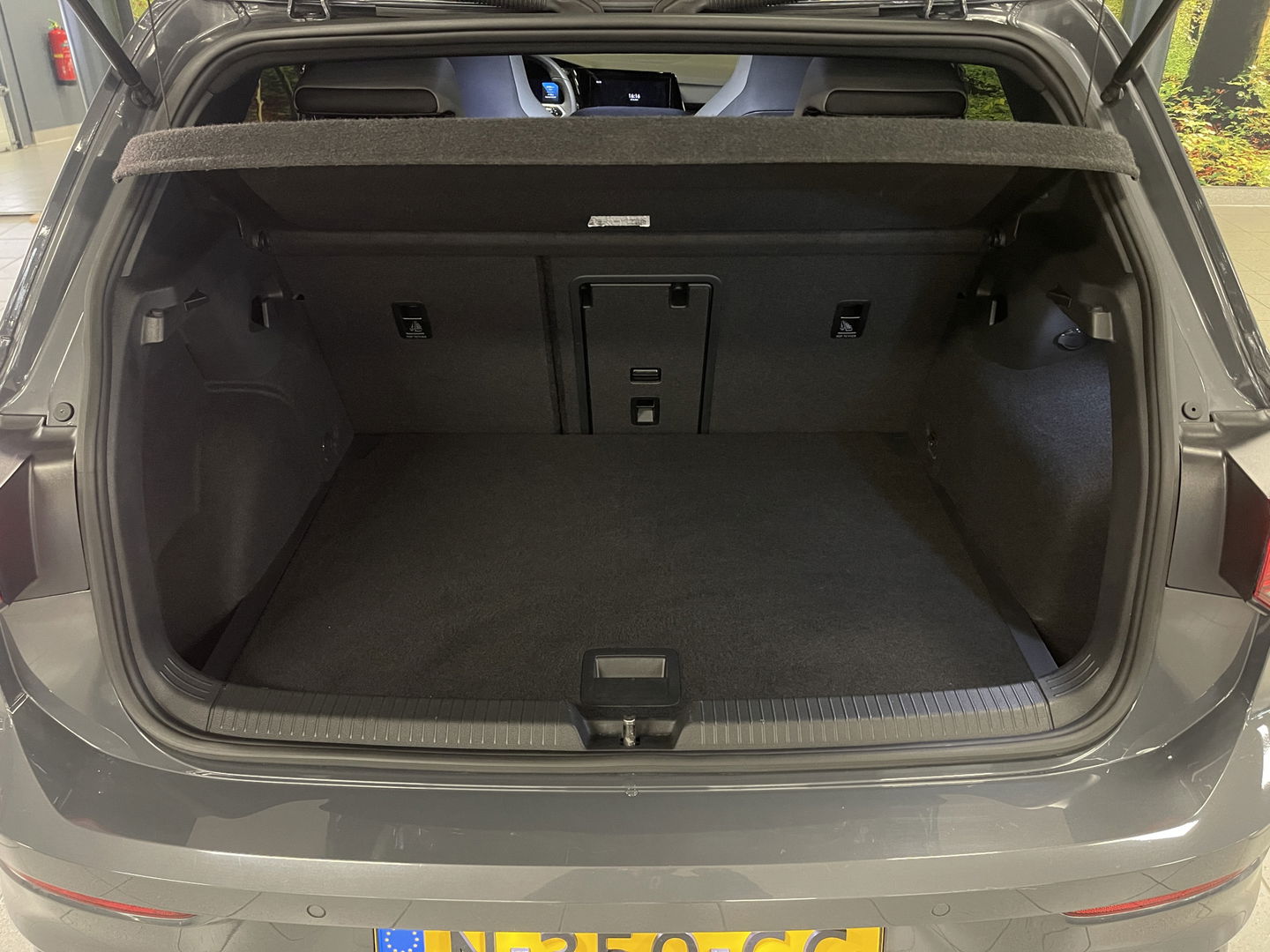 Volkswagen Golf 2.0 TDI R-Line | Apple Carplay | Stuurverwarming | DAB | Sfeerverlichting | Navigatie | Achteruitrijcamera |