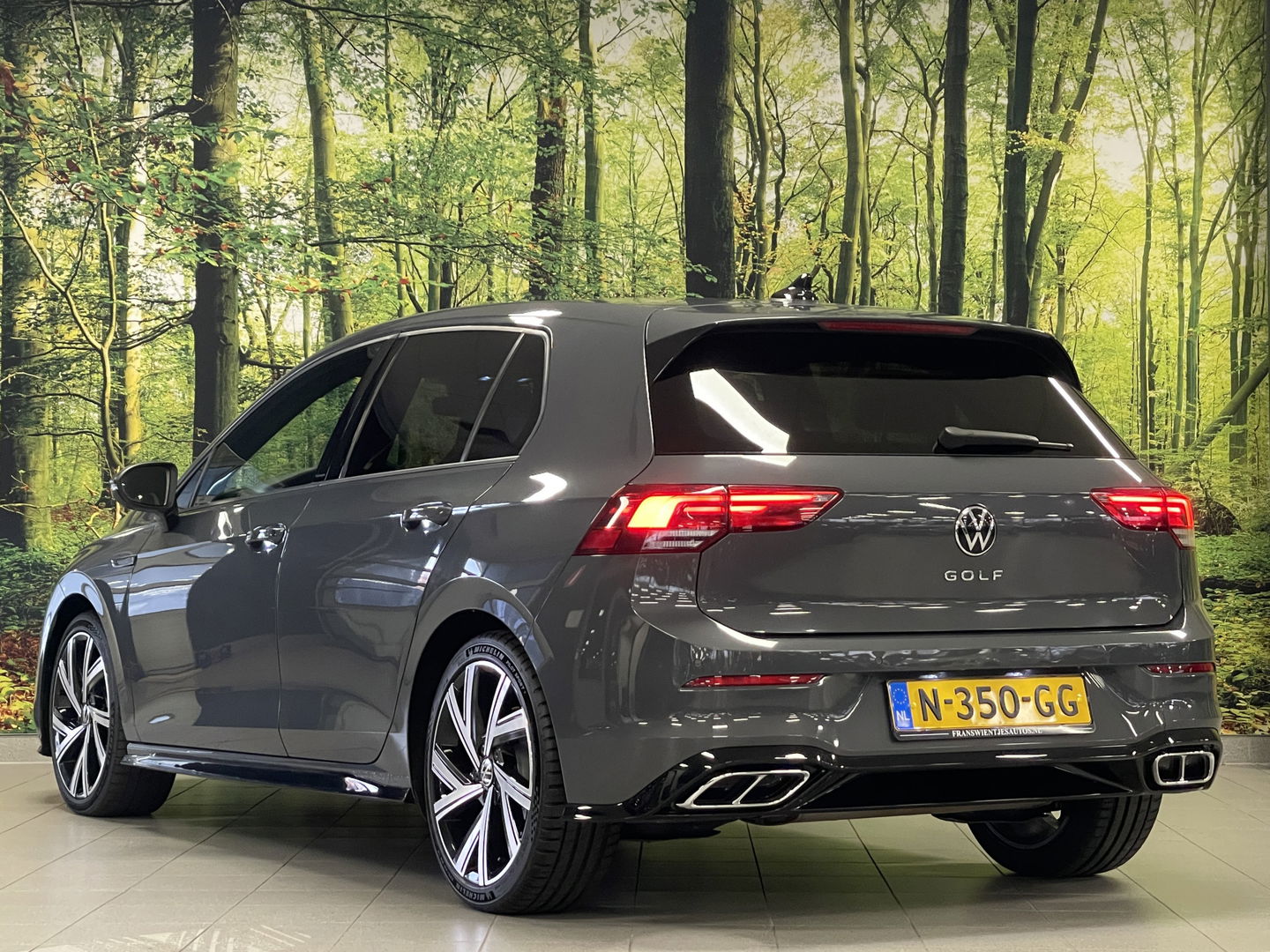 Volkswagen Golf 2.0 TDI R-Line | Apple Carplay | Stuurverwarming | DAB | Sfeerverlichting | Navigatie | Achteruitrijcamera |