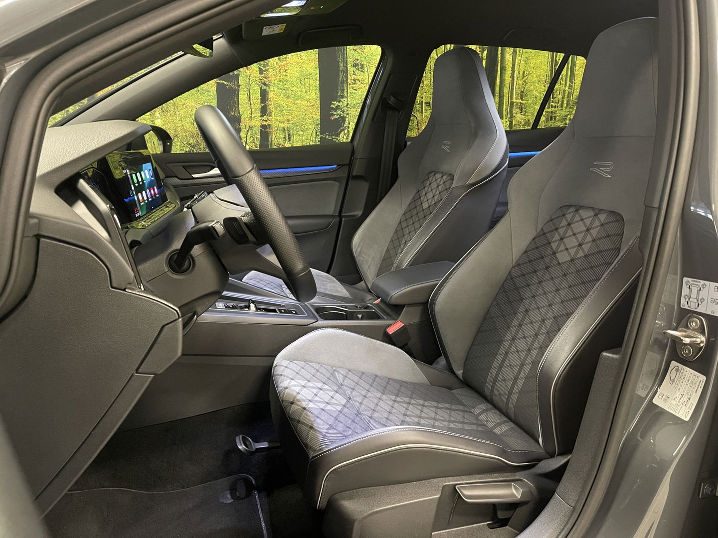 Volkswagen Golf 2.0 TDI R-Line | Apple Carplay | Stuurverwarming | DAB | Sfeerverlichting | Navigatie | Achteruitrijcamera |