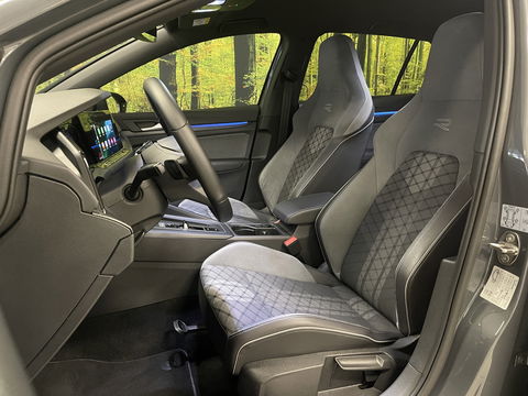 Volkswagen Golf 2.0 TDI R-Line | Apple Carplay | Stuurverwarming | DAB | Sfeerverlichting | Navigatie | Achteruitrijcamera |