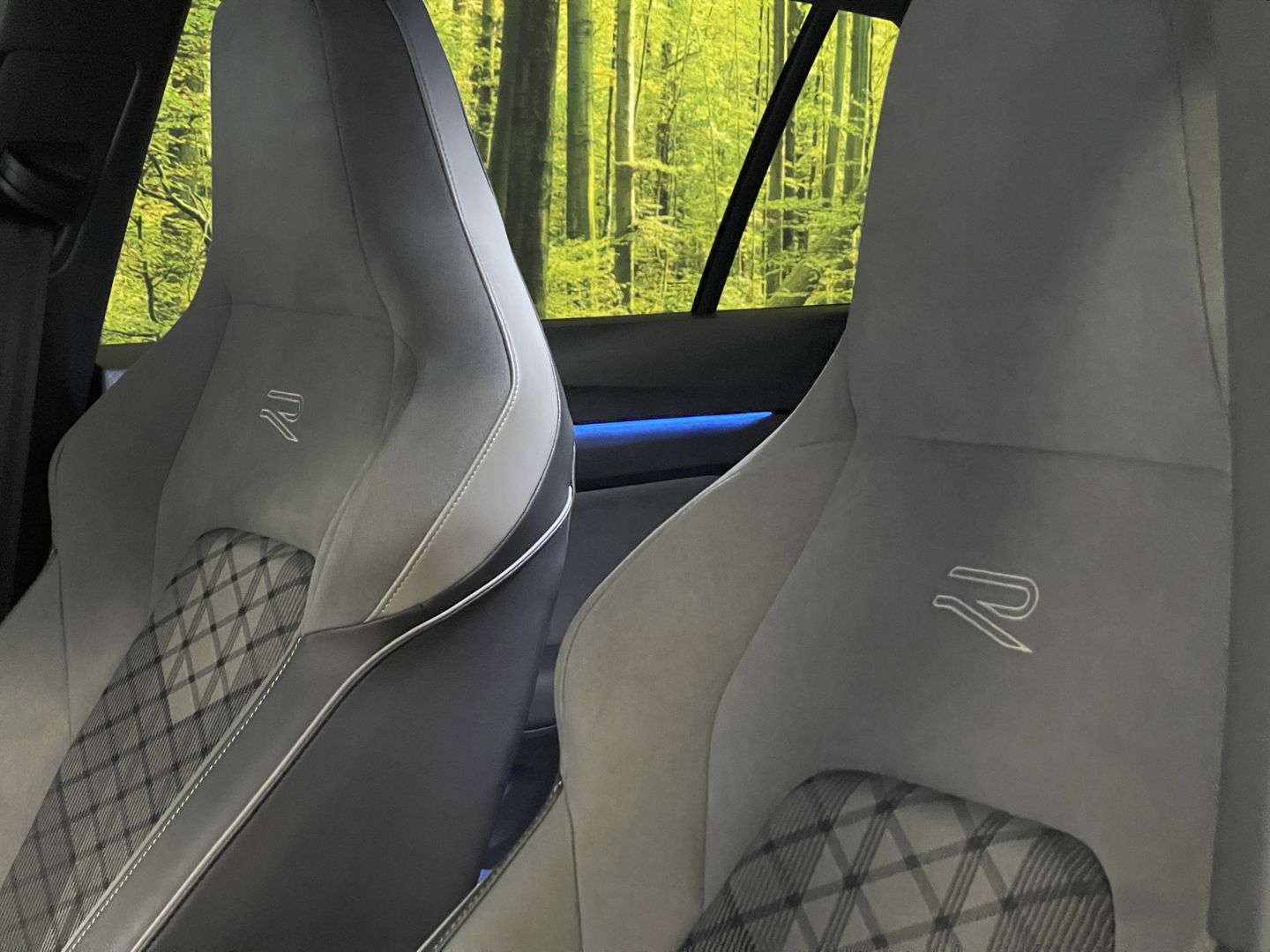 Volkswagen Golf 2.0 TDI R-Line | Apple Carplay | Stuurverwarming | DAB | Sfeerverlichting | Navigatie | Achteruitrijcamera |