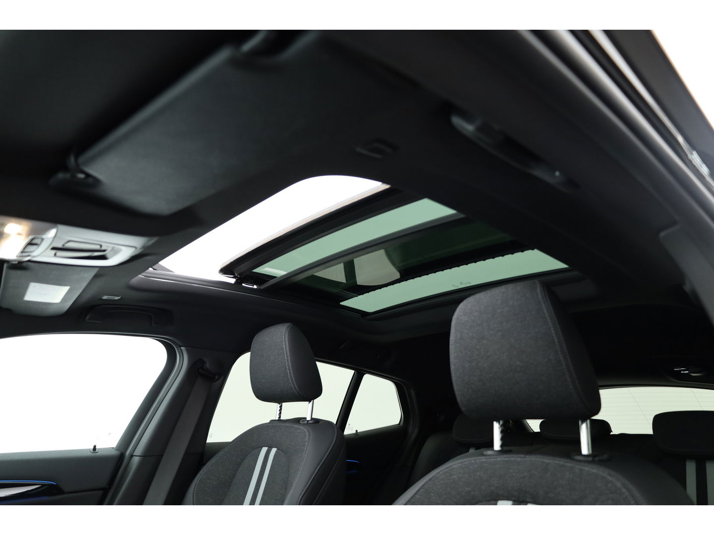 BMW X2 xDrive25e M Sport | Apple CarPlay en Android Auto | Memory | Pano | Navi | Cruise | LED | 19"