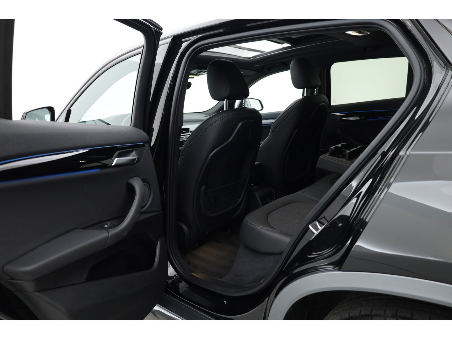 BMW X2 xDrive25e M Sport | Apple CarPlay en Android Auto | Memory | Pano | Navi | Cruise | LED | 19"