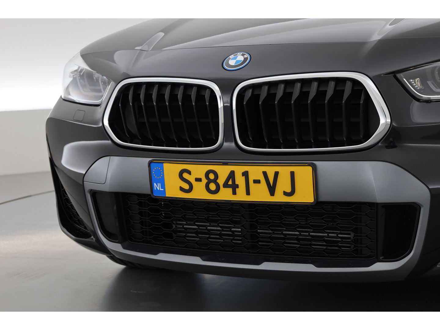 BMW X2 xDrive25e M Sport | Apple CarPlay en Android Auto | Memory | Pano | Navi | Cruise | LED | 19"