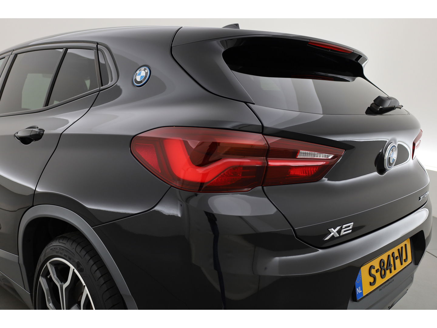BMW X2 xDrive25e M Sport | Apple CarPlay en Android Auto | Memory | Pano | Navi | Cruise | LED | 19"