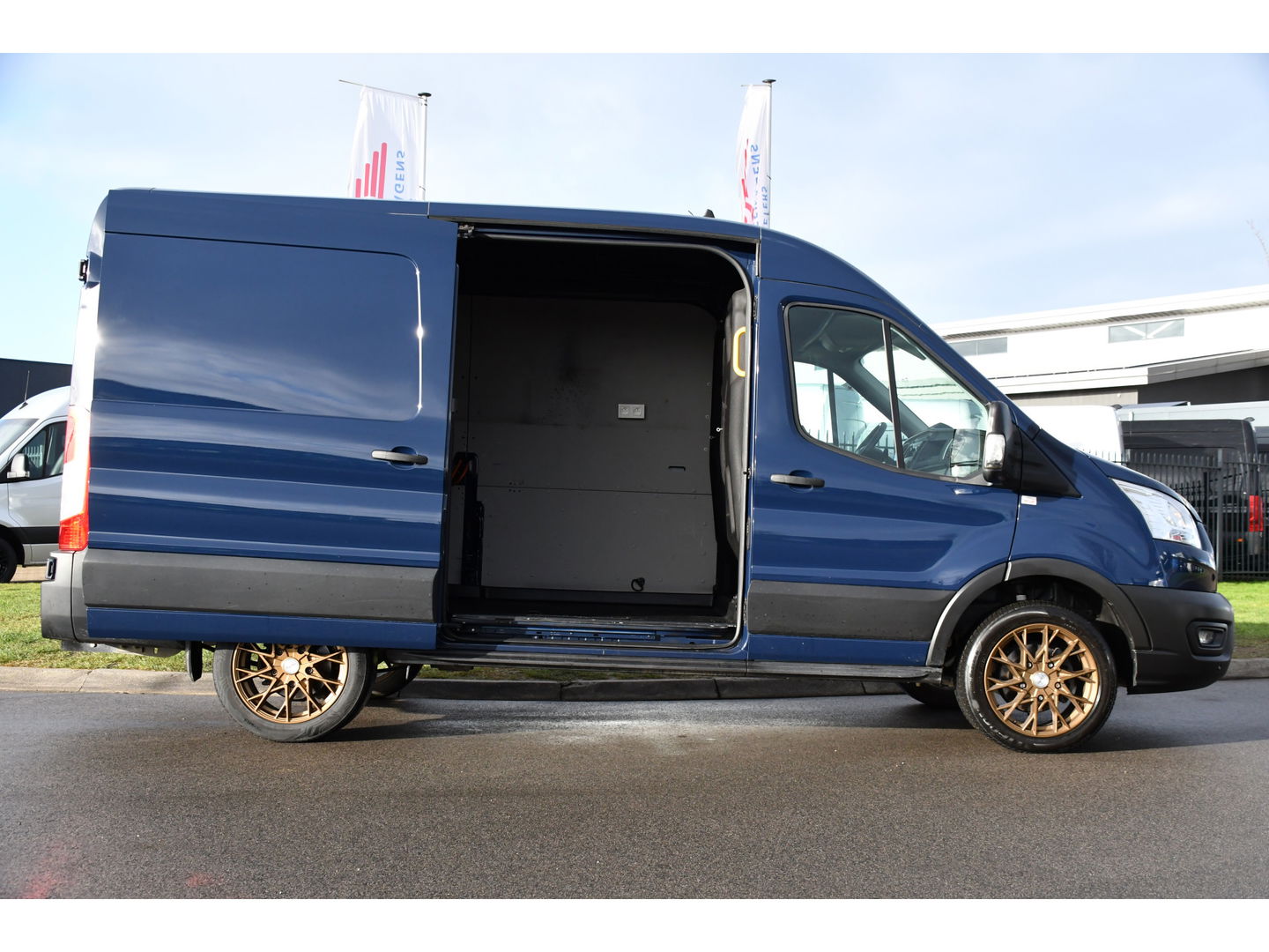 Ford Transit 350 2.0 TDCI L2H2 PB Edition Cruise, Sensoren, 130pk, Automaat, Trekhaak, Airco, Radio, Uniek!
