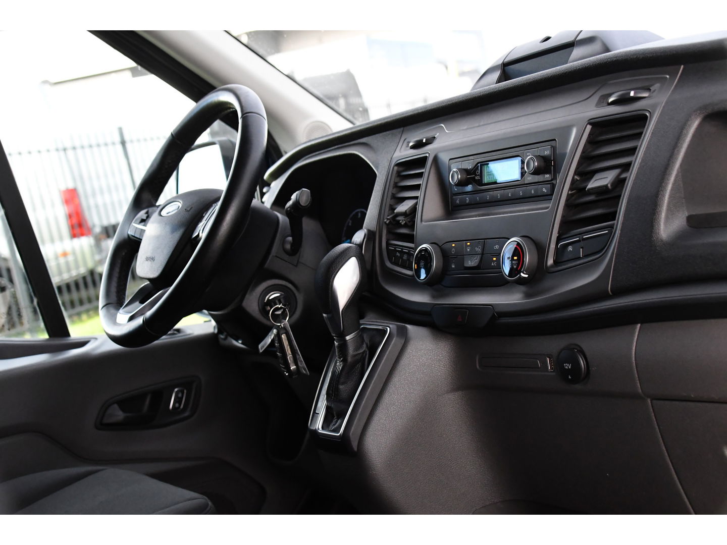 Ford Transit 350 2.0 TDCI L2H2 PB Edition Cruise, Sensoren, 130pk, Automaat, Trekhaak, Airco, Radio, Uniek!