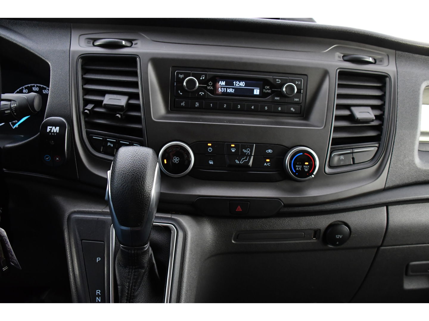 Ford Transit 350 2.0 TDCI L2H2 PB Edition Cruise, Sensoren, 130pk, Automaat, Trekhaak, Airco, Radio, Uniek!