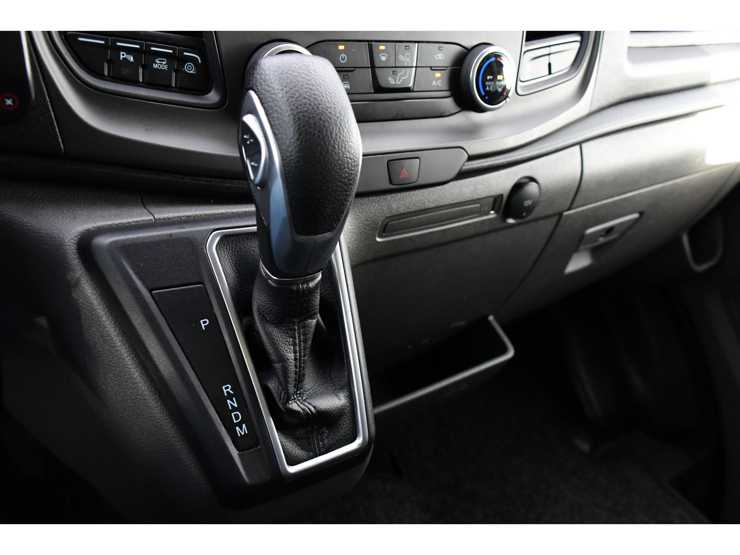 Ford Transit 350 2.0 TDCI L2H2 PB Edition Cruise, Sensoren, 130pk, Automaat, Trekhaak, Airco, Radio, Uniek!