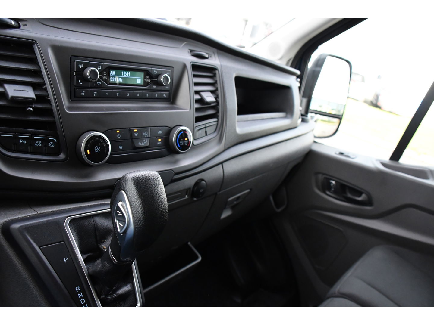 Ford Transit 350 2.0 TDCI L2H2 PB Edition Cruise, Sensoren, 130pk, Automaat, Trekhaak, Airco, Radio, Uniek!